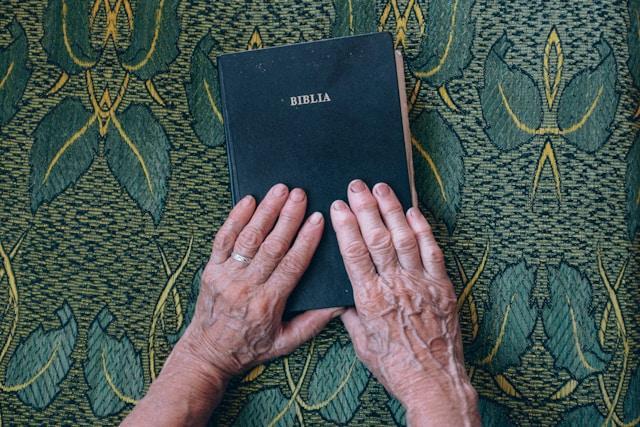 septiembremanosbiblia-unsplash
