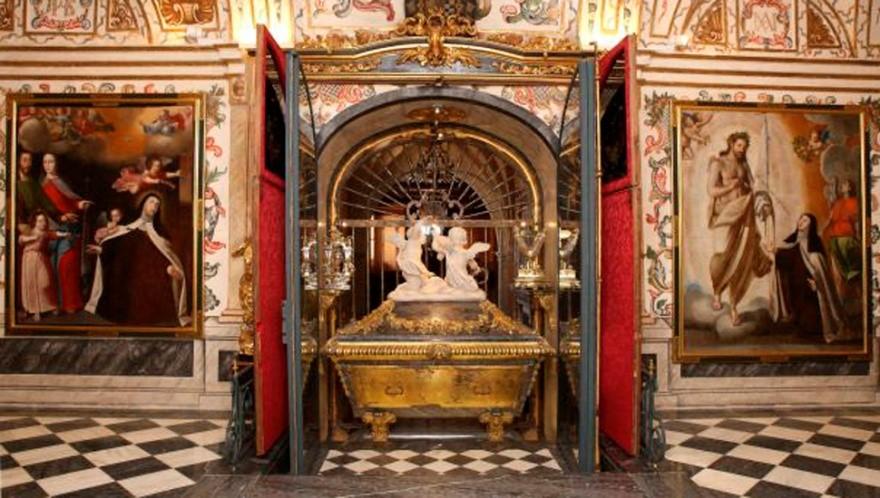 Cuerpo incorrupto de Santa Teresa expuesto a la veneración de los fieles